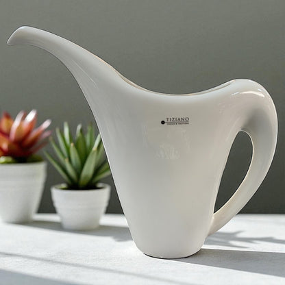 Große creme-weiße Keramik Gießkanne Versi von Tiziano mit Öffnung im Ambiente