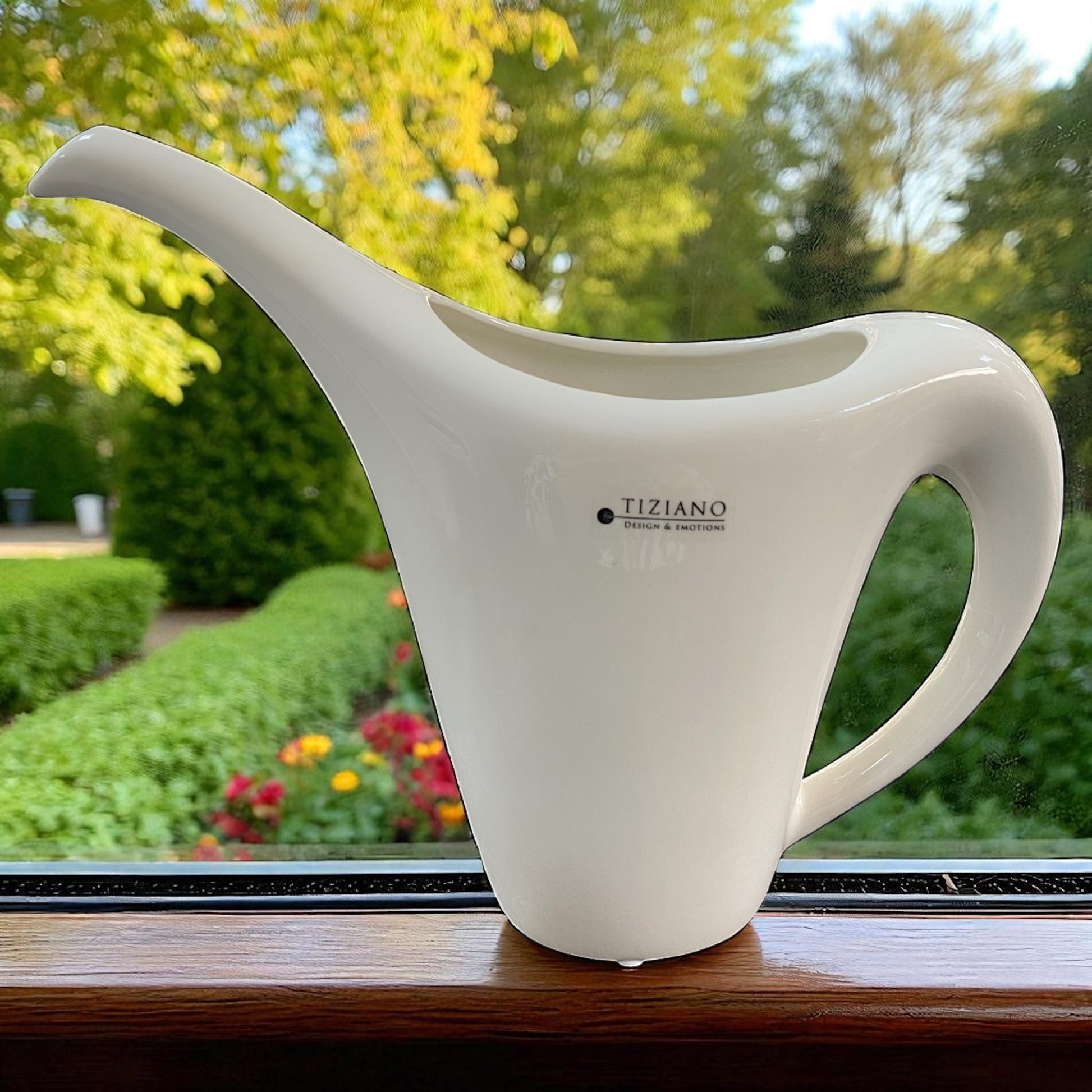 Handgefertigte creme-weiße Keramik Gießkanne Versi von Tiziano mit Öffnung im Ambiente