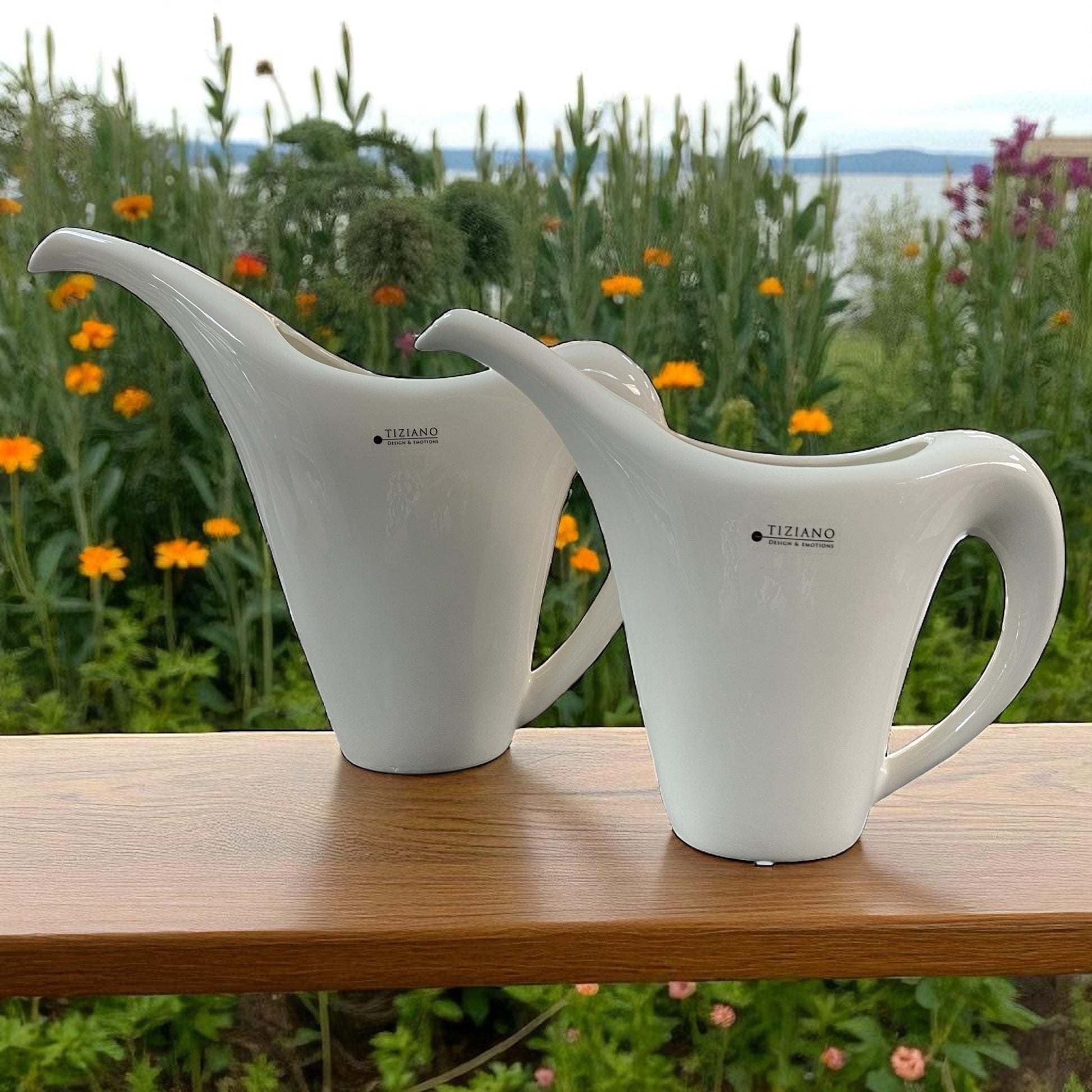 Zwei creme-weiße Keramik Gießkannen der Serie Tiziano Versi in den Größen 23 cm und 29 cm im Ambiente