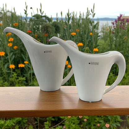 Zwei creme-weiße Keramik Gießkannen der Serie Tiziano Versi in den Größen 23 cm und 29 cm im Ambiente