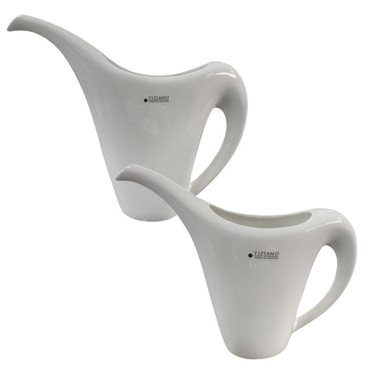 Zwei creme-weiße Keramik Gießkannen der Serie Tiziano Versi in den Größen 23 cm und 29 cm
