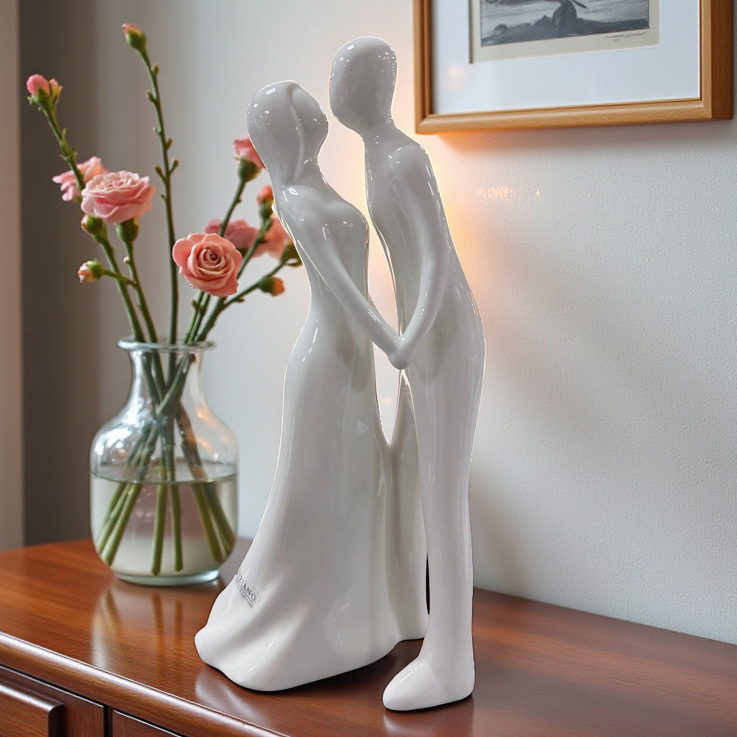 Große weiße Keramik Dekofigur Paar Hand in Hand auf Sideboard neben Blumenvase