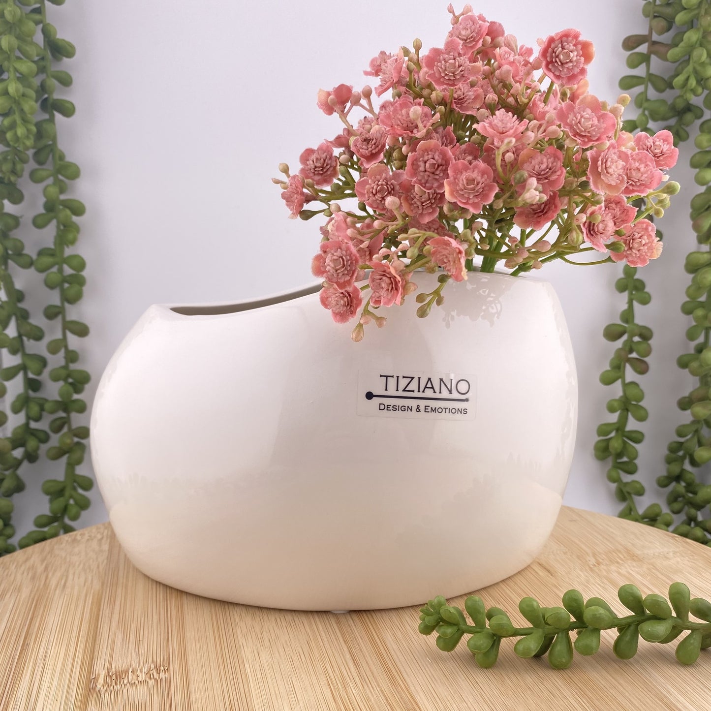 Die große, flache Deko Vase aus creme-weißer Keramik ist 19cm groß und im Ambiente platziert.