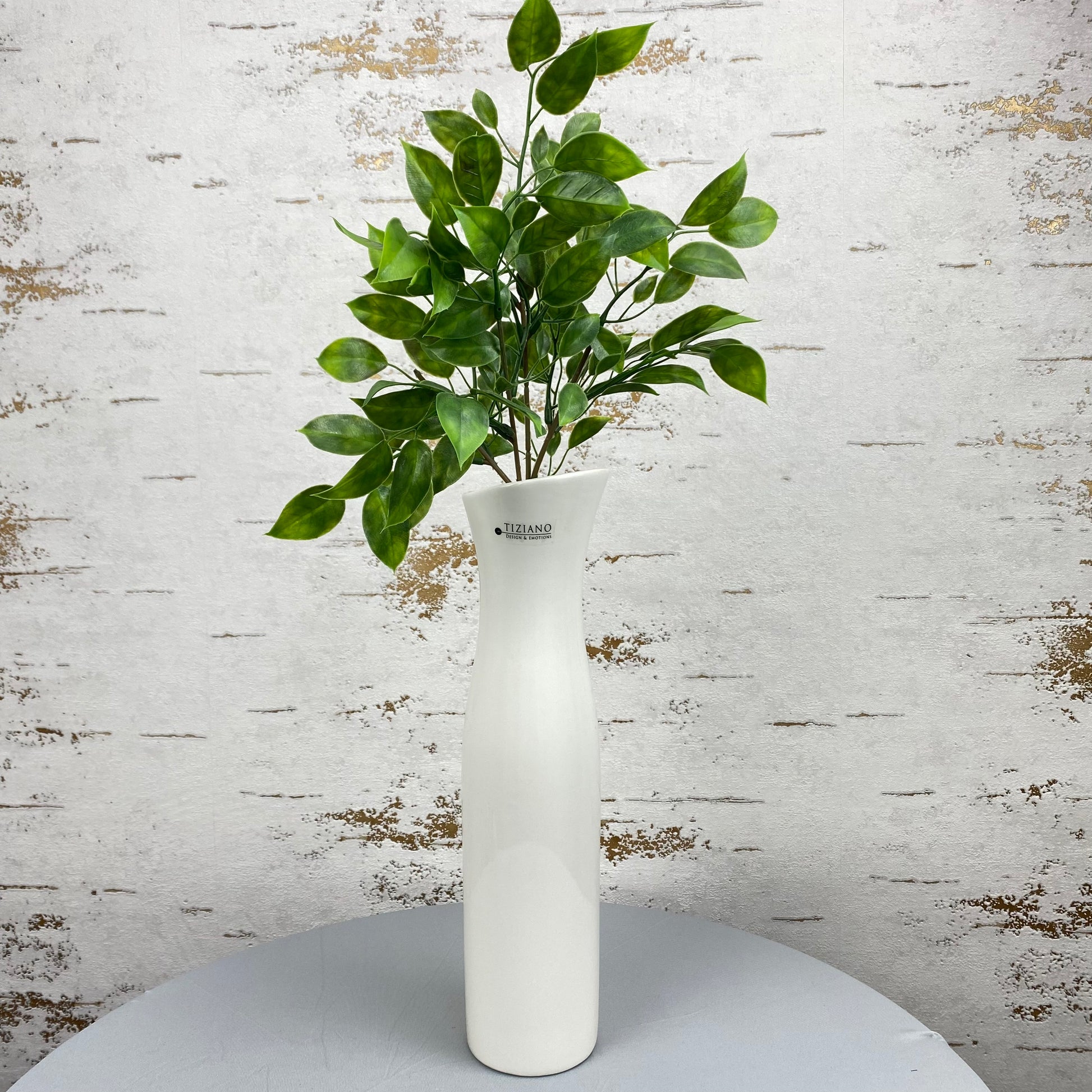 Eine 36 cm hohe, creme-weiße Keramik Deko Vase ist im Ambiente platziert. Die Vase ist schmal und sehr hoch.