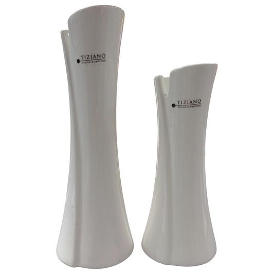 Zwei weiße, glänzende Keramikvasen in unterschiedlicher Höhe stehen nebeneinander vor weißem Hintergrund.