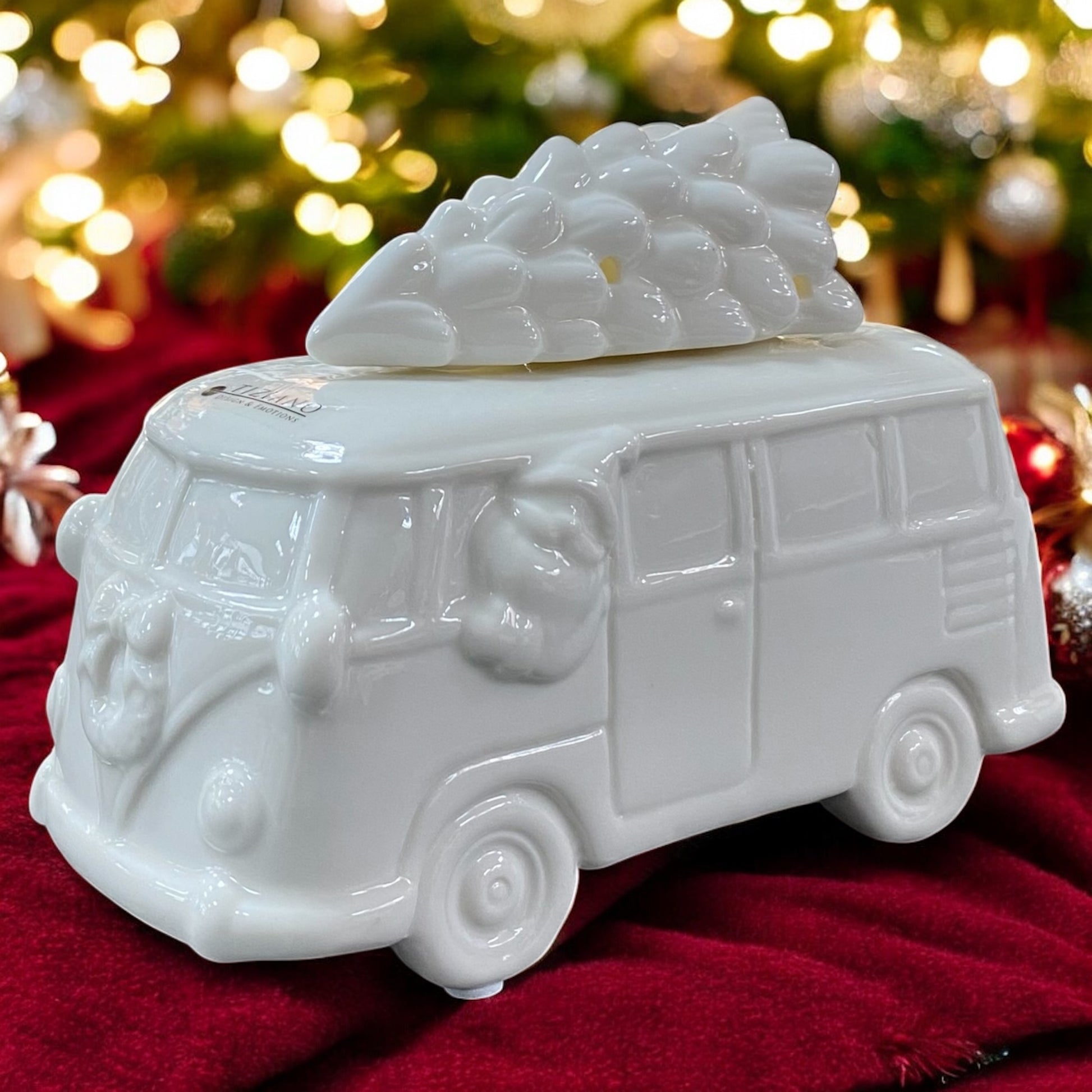 Eim creme-weißer Keramik Bus der Serie Tiziano Parco mit mit Baum auf dem Dach im Ambiente