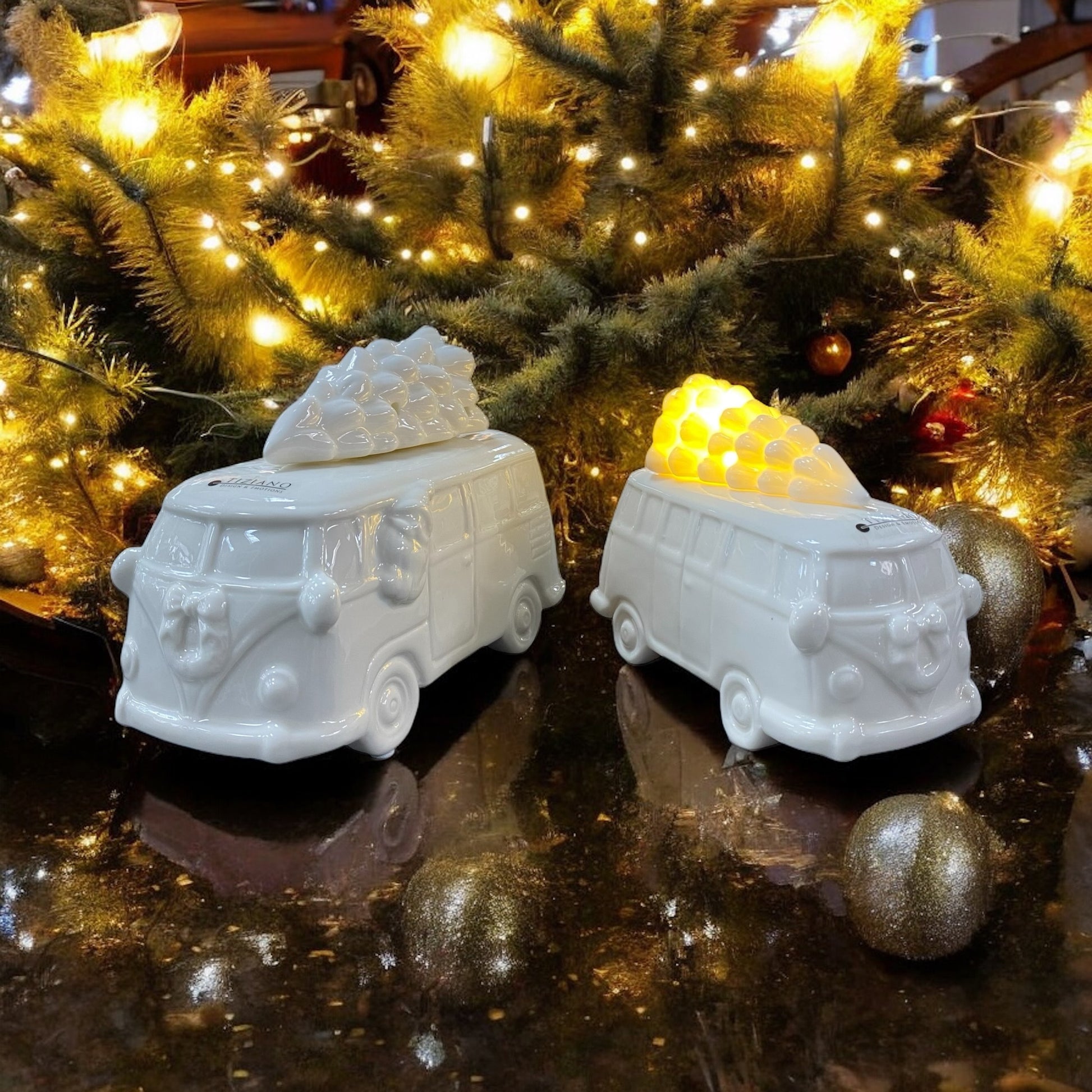 Zwei creme-weiße Keramik Busse der Serie Tiziano Parco mit mit leuchtendem Baum auf dem Dach im Ambiente