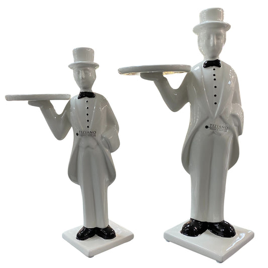 Keramik-Butler-Figur in Cremeweiß mit Tablett, zwei Größen nebeneinander vor weißem Hintergrund