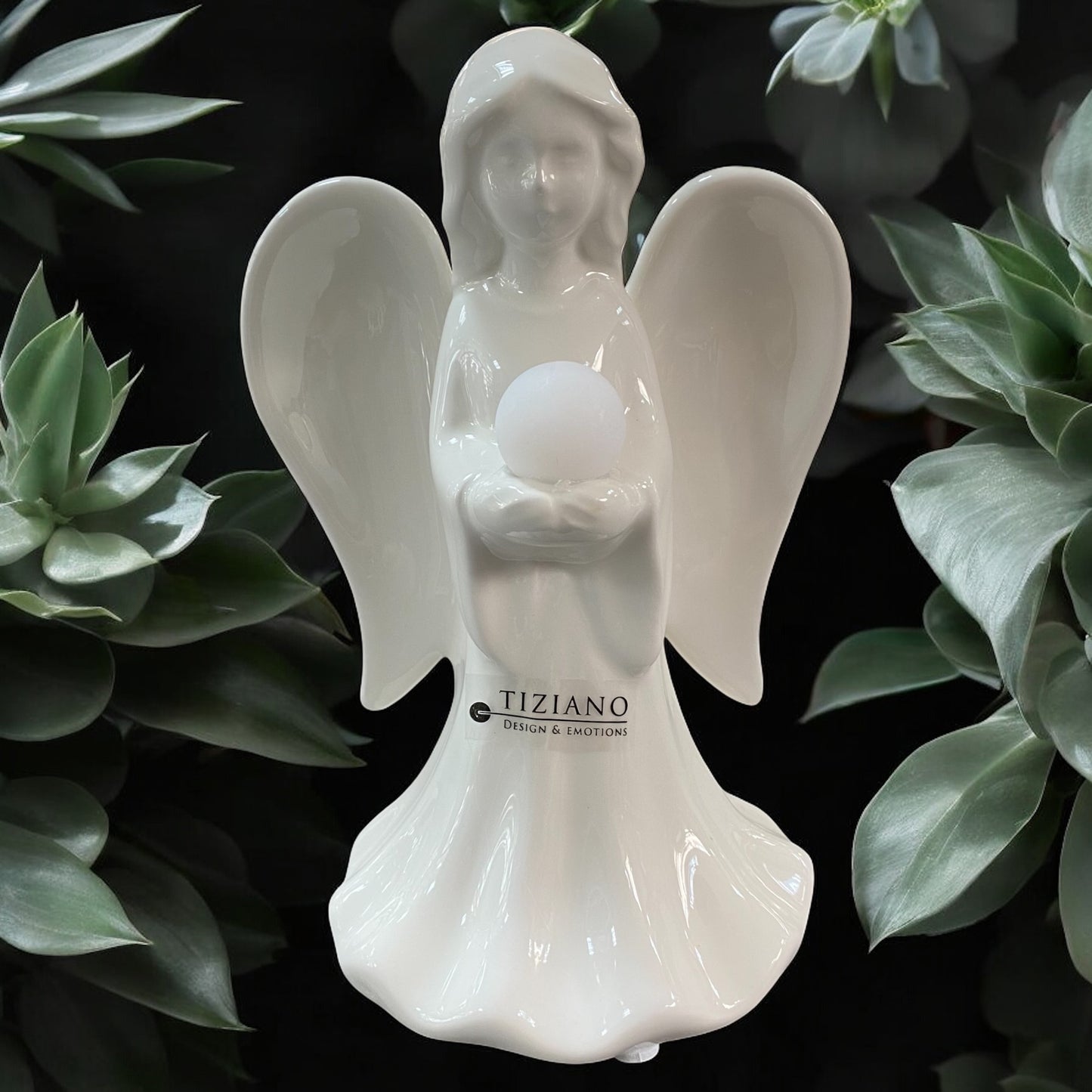 Eine creme-weiße Keramik Engel Figuren Delia mit Kugel in den Händen im Ambiente