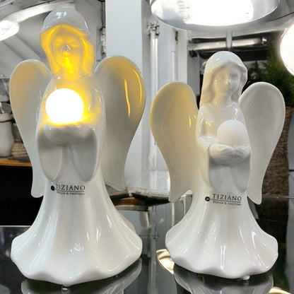 Zwei creme-weiße Keramik Engel Figuren Delia mit LED Kugel in den Händen im Ambiente