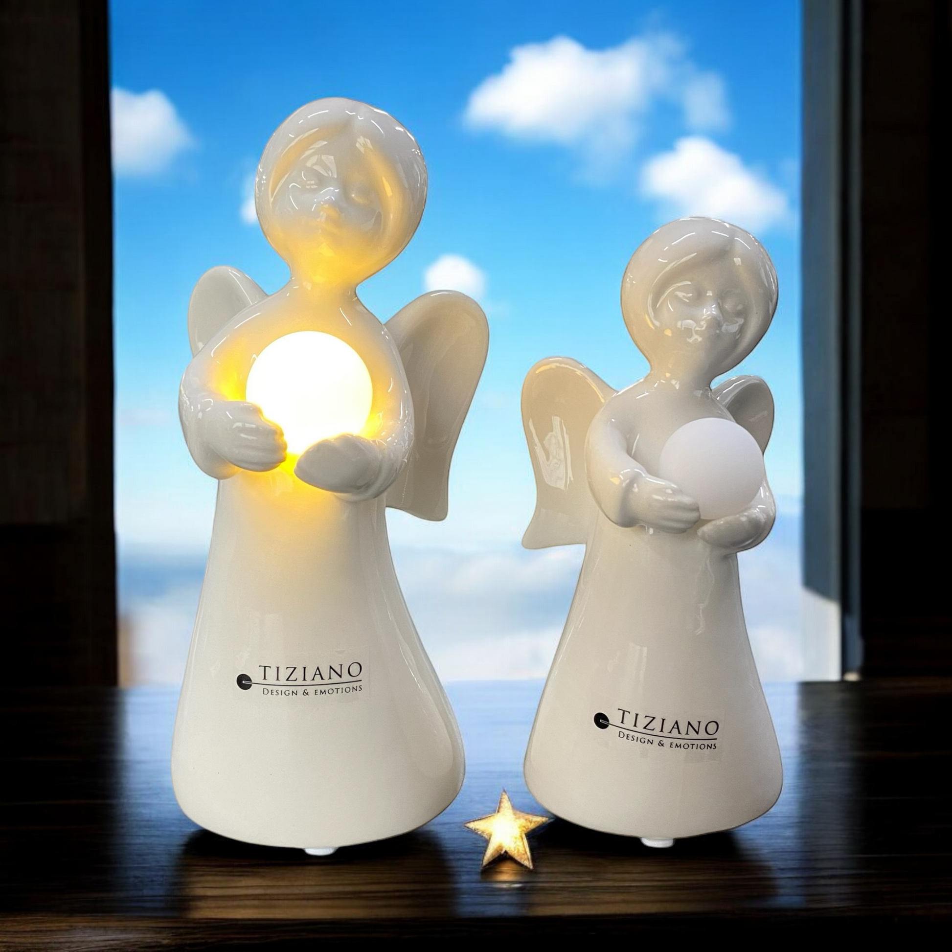 Keramikengel mit leuchtender LED Kugel in den Händen in zwei verschiedenen Größen im Ambiente platziert