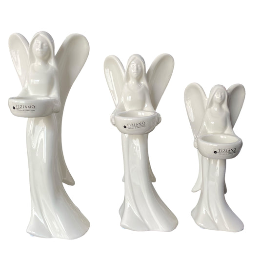 Drei Engel in cremeweißer Keramik in verschiedenen Größen mit einer Schale in der Hand für ein Teelicht vor weißem Hintergrund