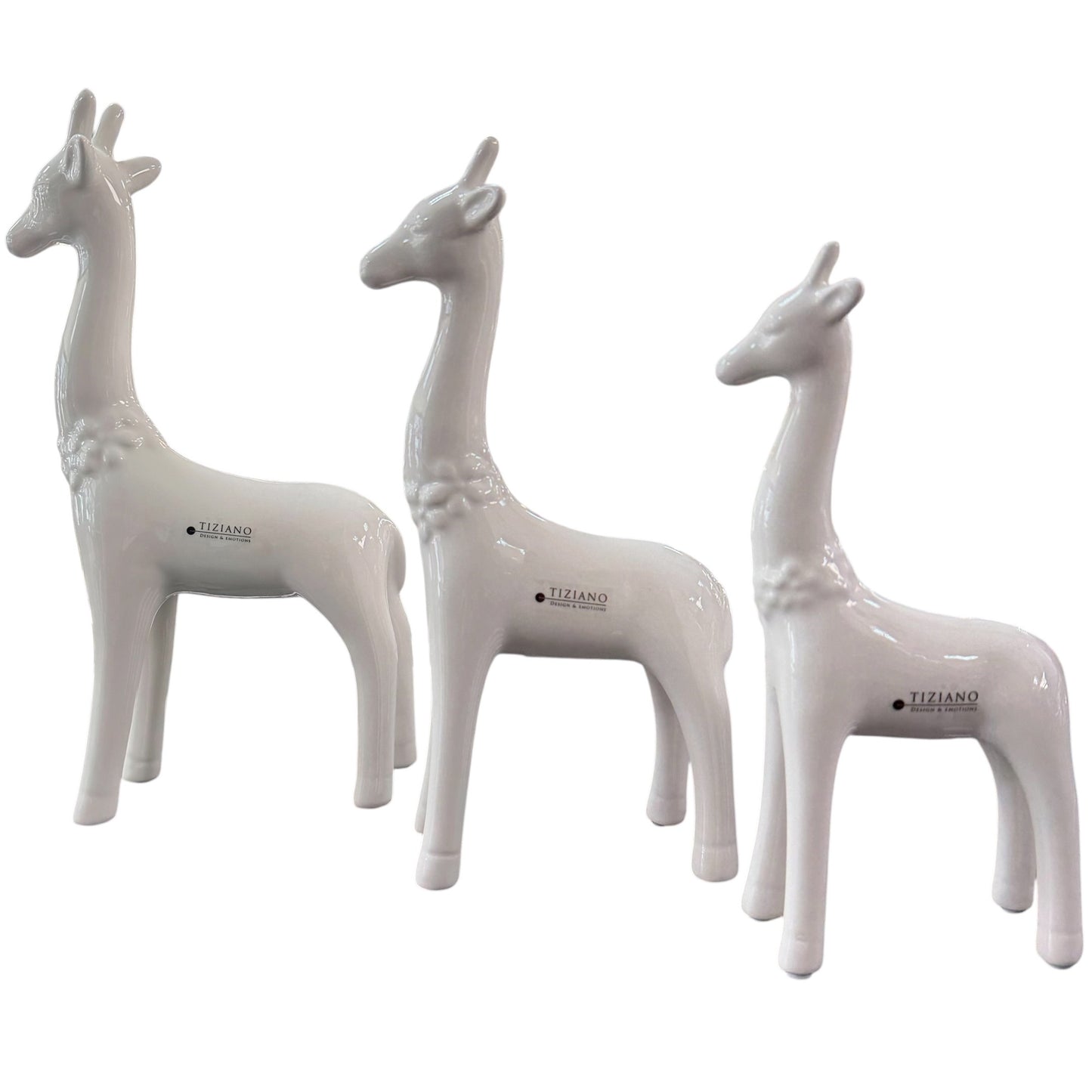 Drei weiße Keramik-Giraffen in unterschiedlichen Größen werden freigestellt vor weißem Hintergrund präsentiert.