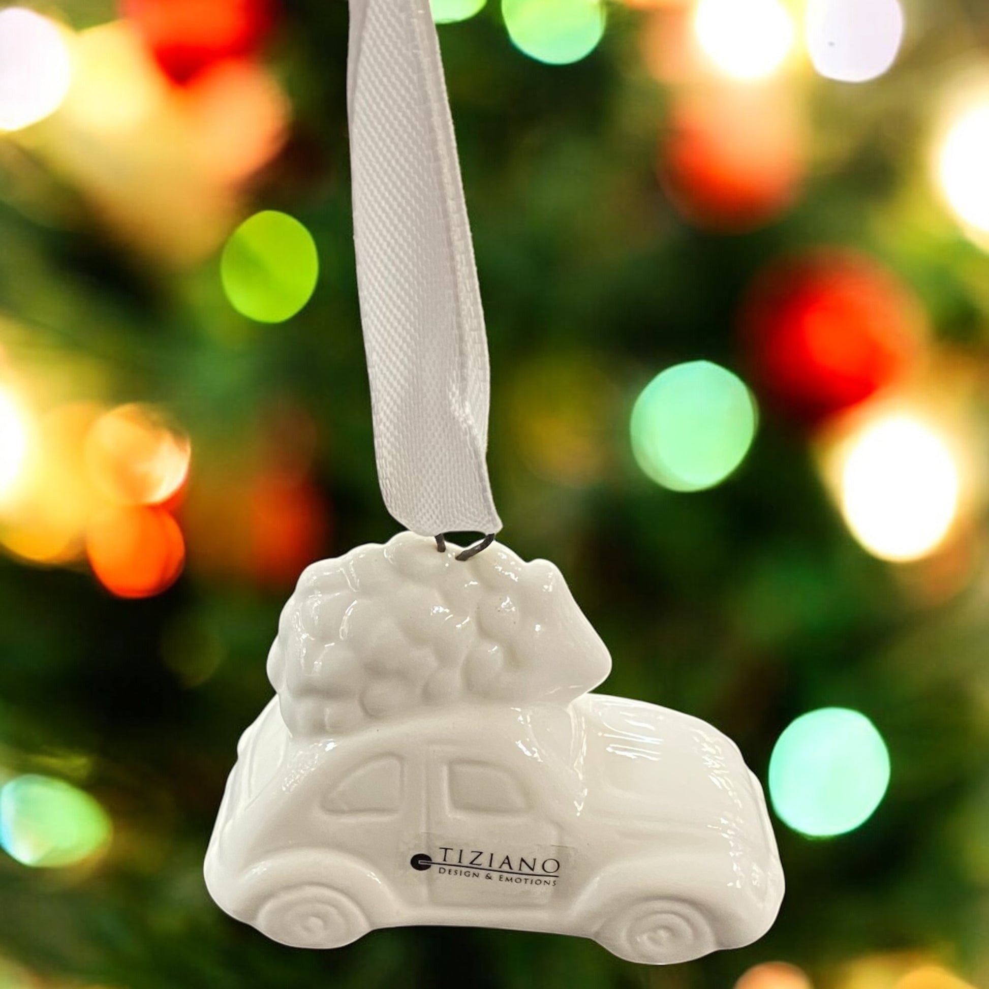 Tiziano Keramik-Weihnachtshänger Auto mit Tannenbaum, elegante Weihnachtsdekoration vor Christbaumbeleuchtung.