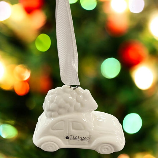 Tiziano Keramik-Weihnachtshänger Auto mit Tannenbaum, elegante Weihnachtsdekoration vor Christbaumbeleuchtung.