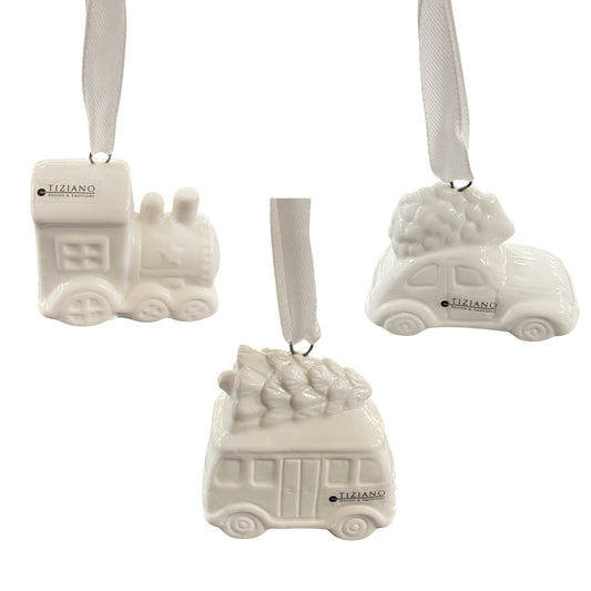 Tiziano Keramik-Weihnachtshänger in Creme – Auto, Bus und Lokomotive mit Tannenbaum, elegante Weihnachtsdekoration.