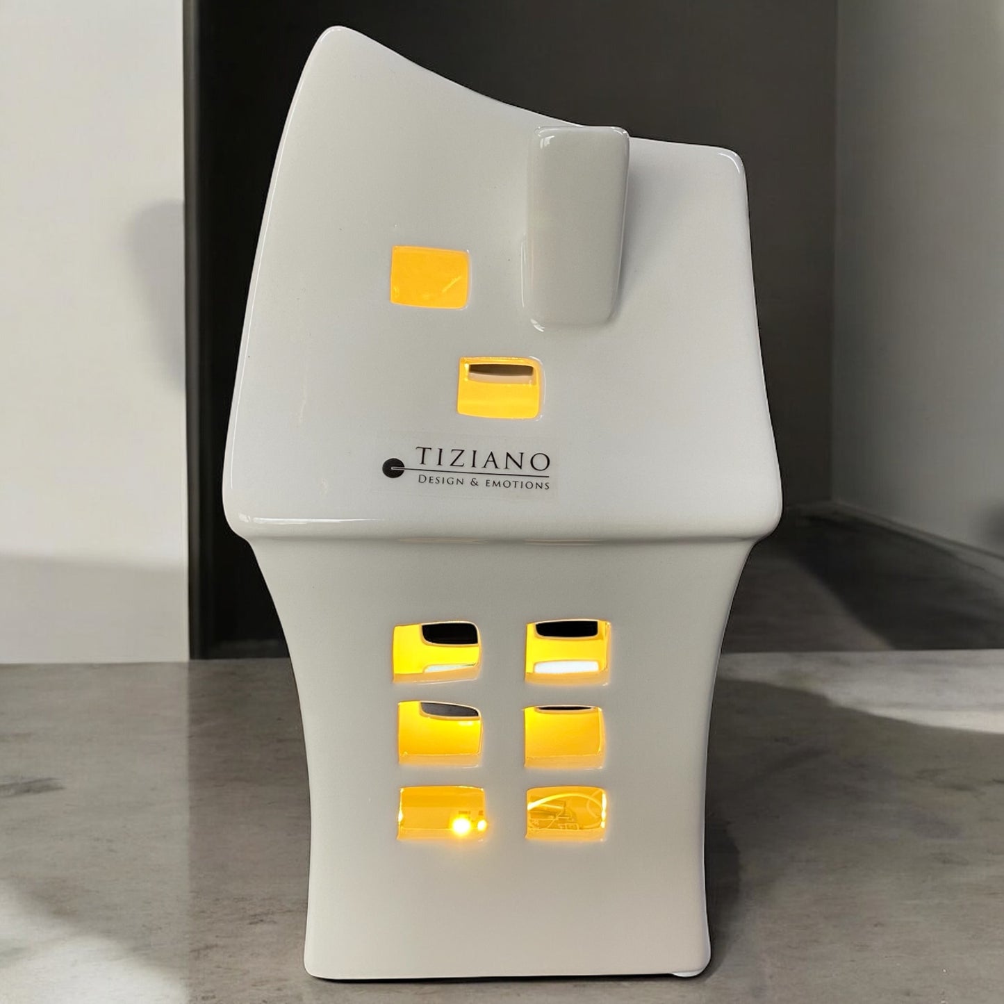 Weißes Tiziano Keramikhaus mit Fenstern und LED Beleuchtung im Ambiente beleuchtet