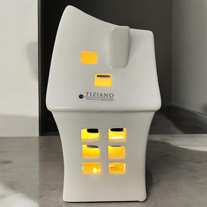 Weißes Tiziano Keramikhaus mit Fenstern und LED Beleuchtung im Ambiente beleuchtet