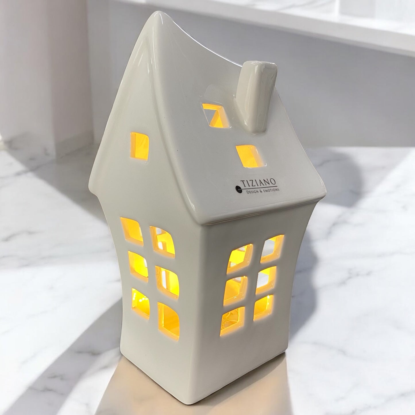 Weißes Tiziano Keramikhaus mit Fenstern und LED Beleuchtung im Ambiente beleuchtet
