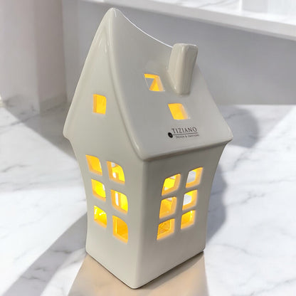 Weißes Tiziano Keramikhaus mit Fenstern und LED Beleuchtung im Ambiente beleuchtet