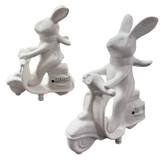 Zwei weiße Keramik-Dekofiguren eines Osterhasen auf einem Roller, freigestellt vor weißem Hintergrund.