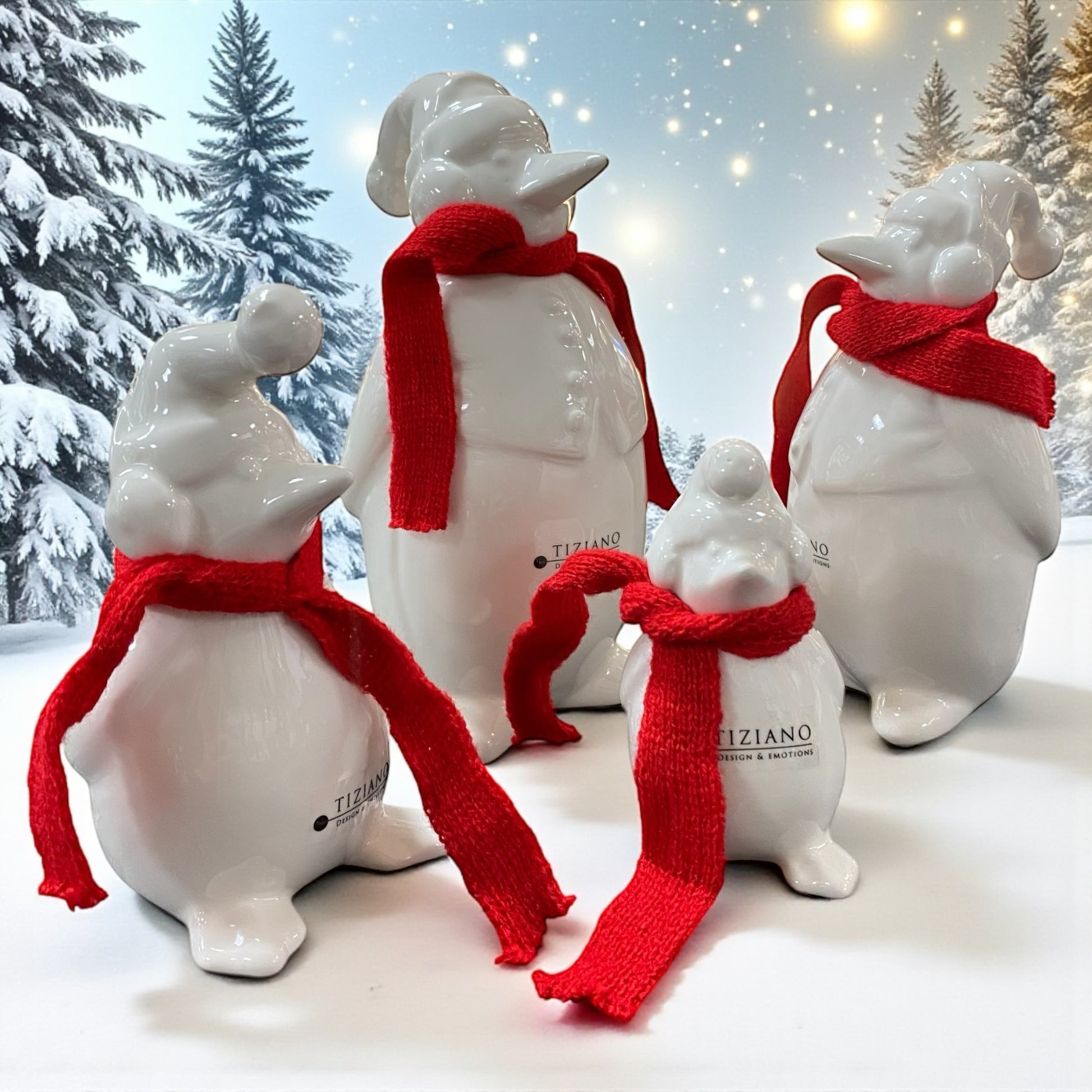 Vier creme-weiße Keramik Pinguin Figuren mit roten Schals und Mützen in verschiedenen Größen, Serie Flocke von Tiziano im Ambiente