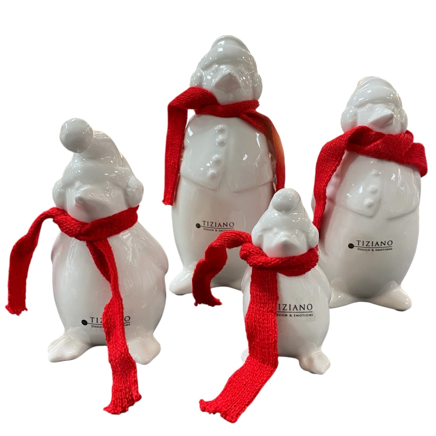 Vier creme-weiße Keramik Pinguin Figuren mit roten Schals und Mützen in verschiedenen Größen, Serie Flocke von Tiziano