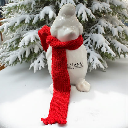 Ein creme-weißer Keramik Pinguin mit roten Schals und Mütze nach vorne von Tiziano im Ambiente