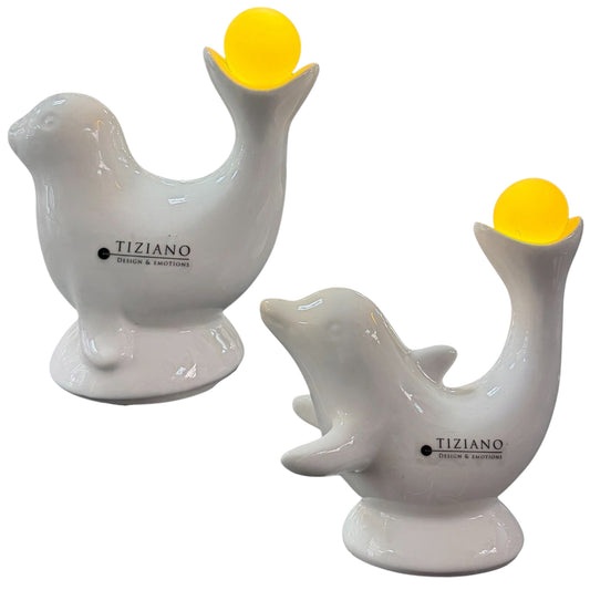Robbe und Delfin als dekoratives Duo werden freigestellt präsentiert und zeigen die Kombination aus Keramikdesign und LED-Beleuchtung.