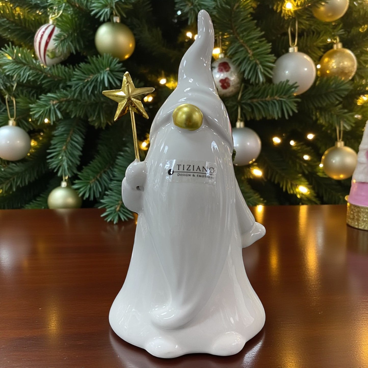 Ein creme-weißer Keramik Weihnachtsmann mit goldenem Stab mit Stern, Serie Santa Nicolo von Tiziano im Ambiente