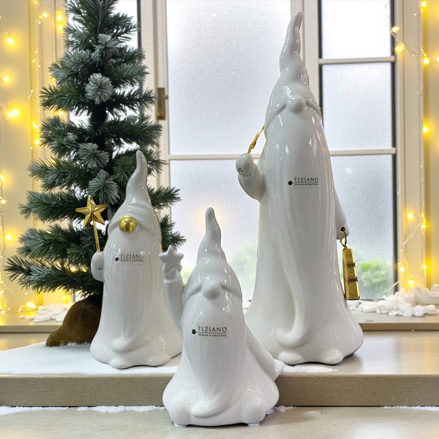 Drei creme-weiße Keramik Weihnachtsmann Figuren mit goldenen Details, Serie Santa Nicolo von Tiziano im Ambiente