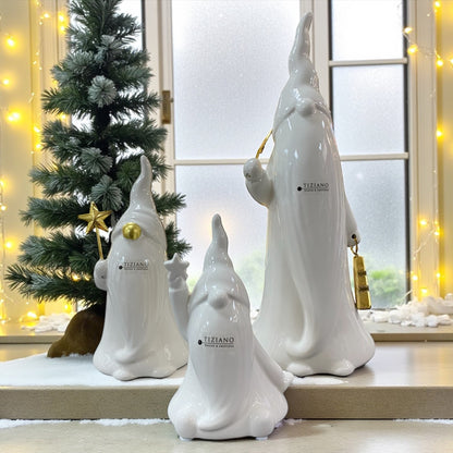 Drei creme-weiße Keramik Weihnachtsmann Figuren mit goldenen Details, Serie Santa Nicolo von Tiziano im Ambiente