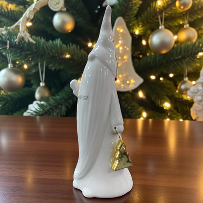 Ein creme-weißer Keramik Weihnachtsmann mit goldendem Tannenbaum, Serie Santa Nicolo von Tiziano im Ambiente