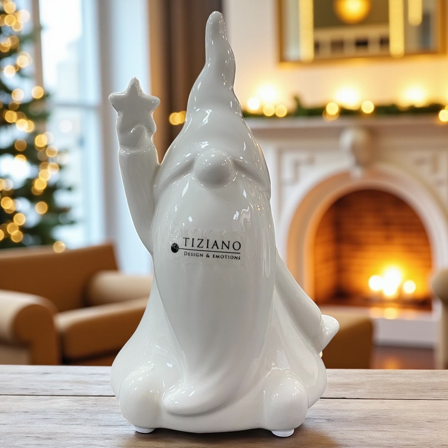 Ein creme-weißer Keramik Weihnachtsmann mit Stern in Hand, Serie Santa Nicolo von Tiziano im Ambiente