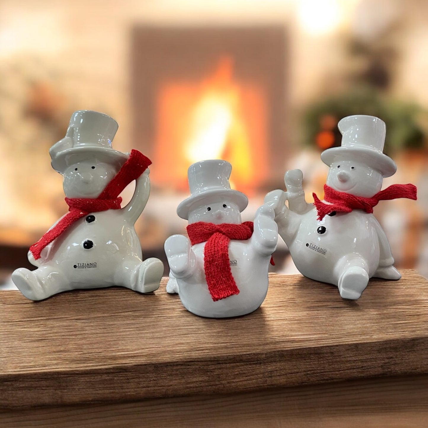 Drei creme-weiße Keramik Schneemann Figuren mit roten Schals in verschiedenen Posen, Serie Carlo von Tiziano im Ambiente