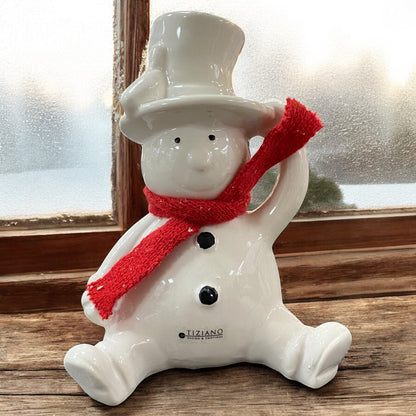 Sitzender creme-weißer Keramik Schneemann Figur mit roten Schal und Hand an Kopf, Serie Carlo von Tiziano im Ambiente