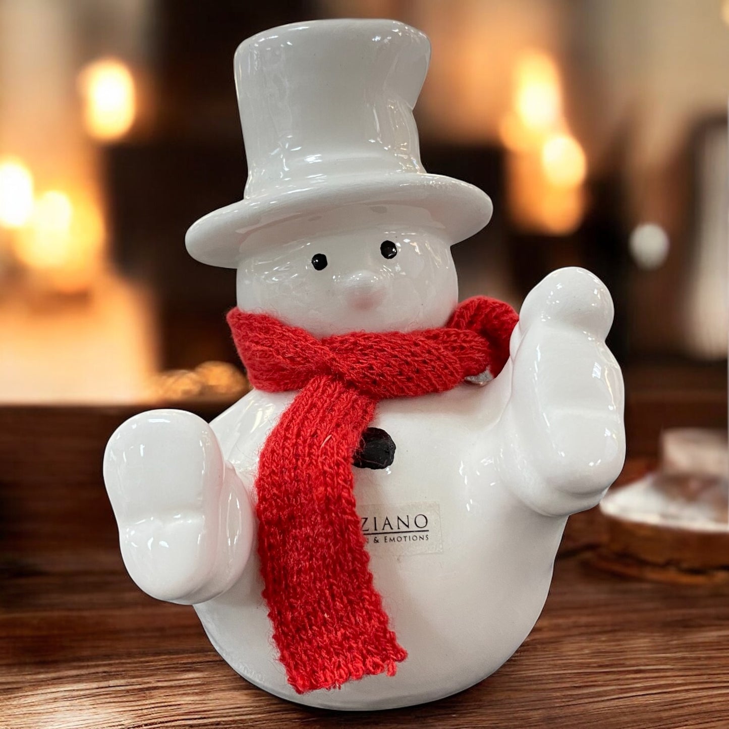 Sitzender creme-weißer Keramik Schneemann Figur mit roten Schal, Serie Carlo von Tiziano im Ambiente