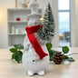 Ein creme-weißer Keramik Schneemann mit rotem Schal und Tannenbaum, Serie Sören von Tiziano im Ambiente