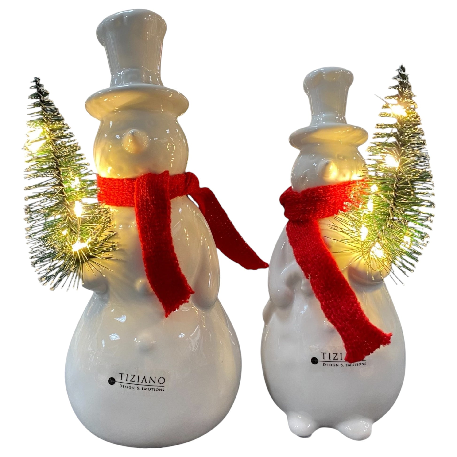 Zwei creme-weiße Keramik Schneemänner mit rotem Schal und beleuchtetem Tannenbaum, Serie Sören von Tiziano