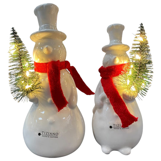 Zwei creme-weiße Keramik Schneemänner mit rotem Schal und beleuchtetem Tannenbaum, Serie Sören von Tiziano