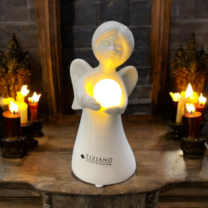 Keramikengel mit leuchtender LED Kugel in den Händen im Ambiente platziert