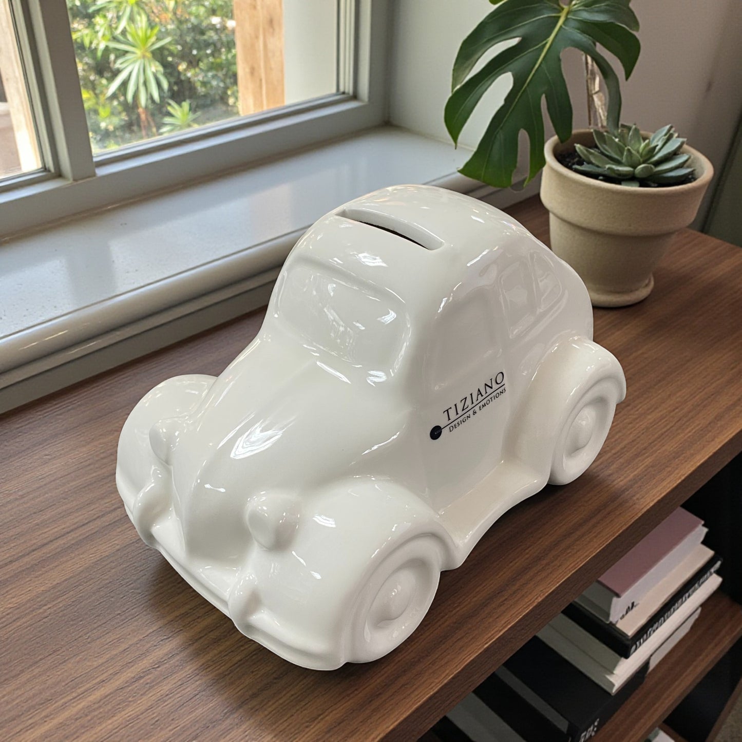 Tiziano Keramik Spardose Auto Soldo in Weiß auf Holzregal