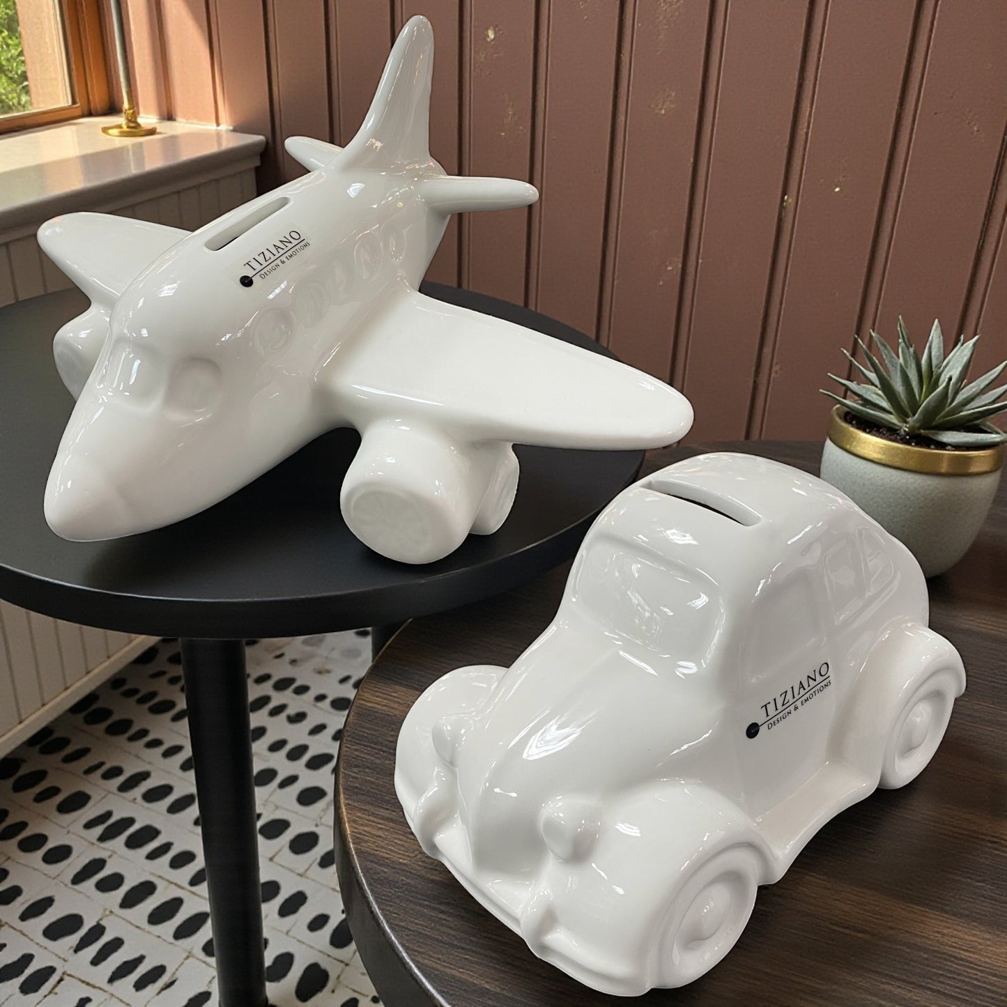 Tiziano Keramik Spardosen Flugzeug und Auto Soldo dekorativ auf Tisch arrangiert