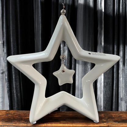 Ein creme-weißer Keramik Stern Saphira mit kleinem hängenden Stern in der Mitte im Ambiente
