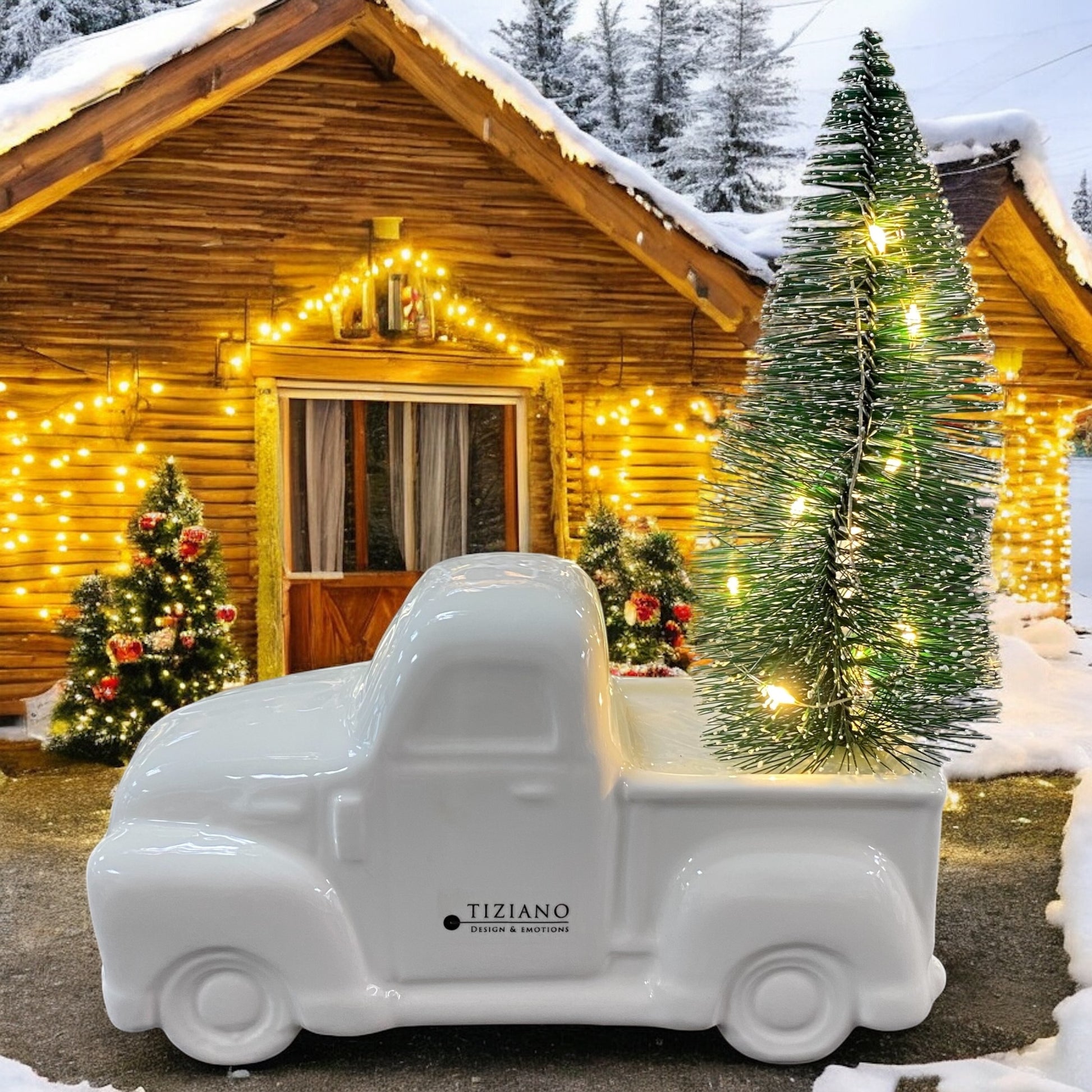 Creme-weißer Keramik Truck mit beleuchtetem Tannenbaum, Serie Presente von Tiziano in weihnachtlichem Ambiente