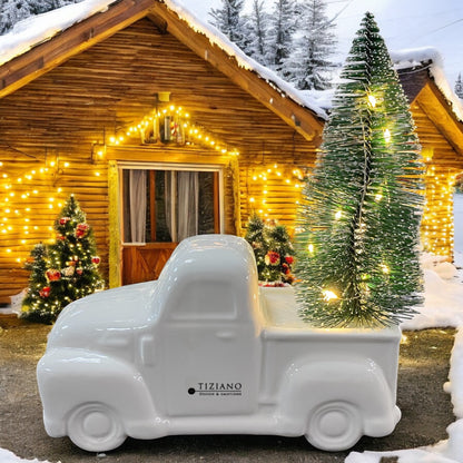 Creme-weißer Keramik Truck mit beleuchtetem Tannenbaum, Serie Presente von Tiziano in weihnachtlichem Ambiente