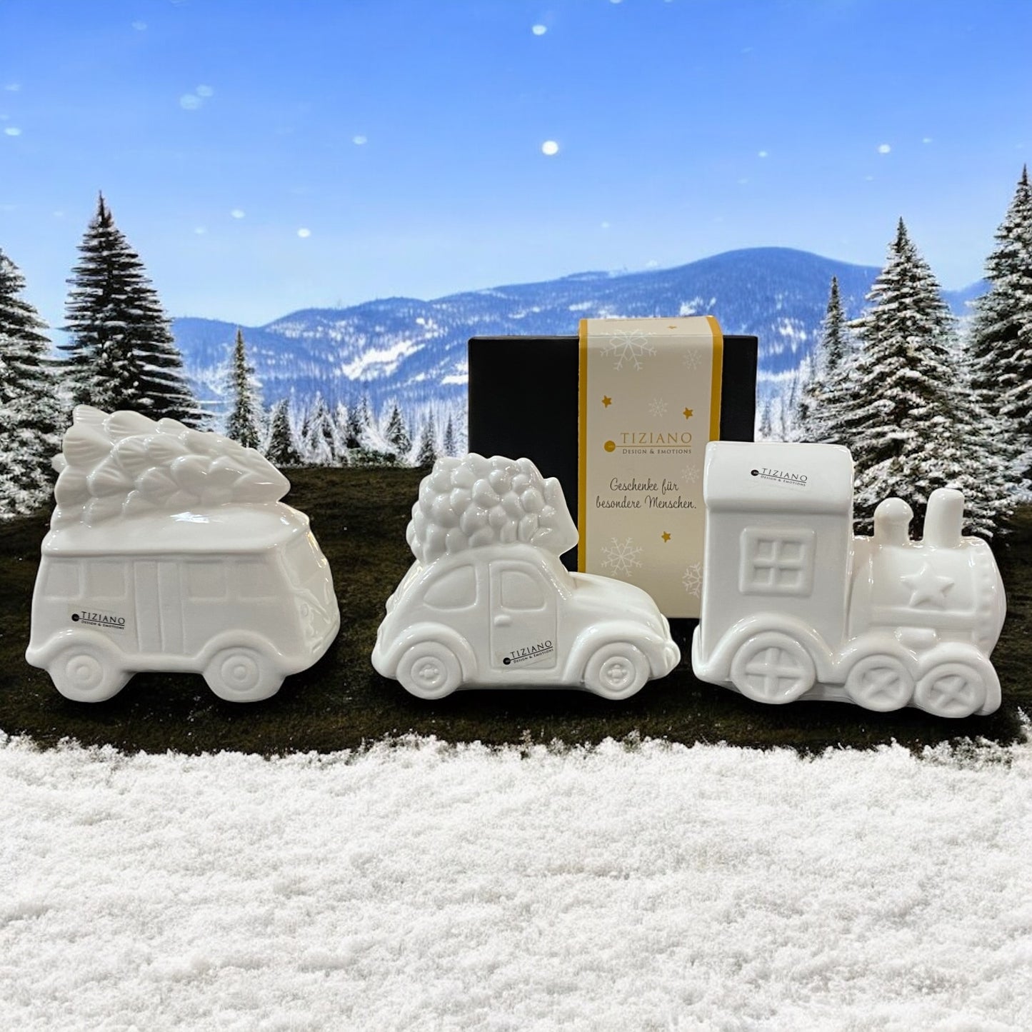 Tiziano Keramik-Deko mit Auto, Bus und Lokomotive im Winterambiente mit Schneelandschaft und Geschenkverpackung.