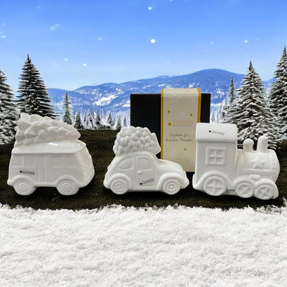 Tiziano Keramik-Deko mit Auto, Bus und Lokomotive im Winterambiente mit Schneelandschaft und Geschenkverpackung.