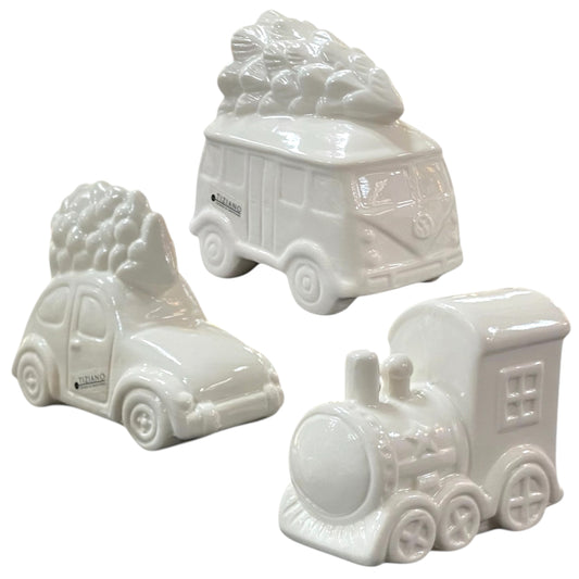 Tiziano Dekofiguren aus cremefarbener Keramik – Auto, Bus und Lokomotive mit Tannenbaum, weihnachtliche Deko-Serie.