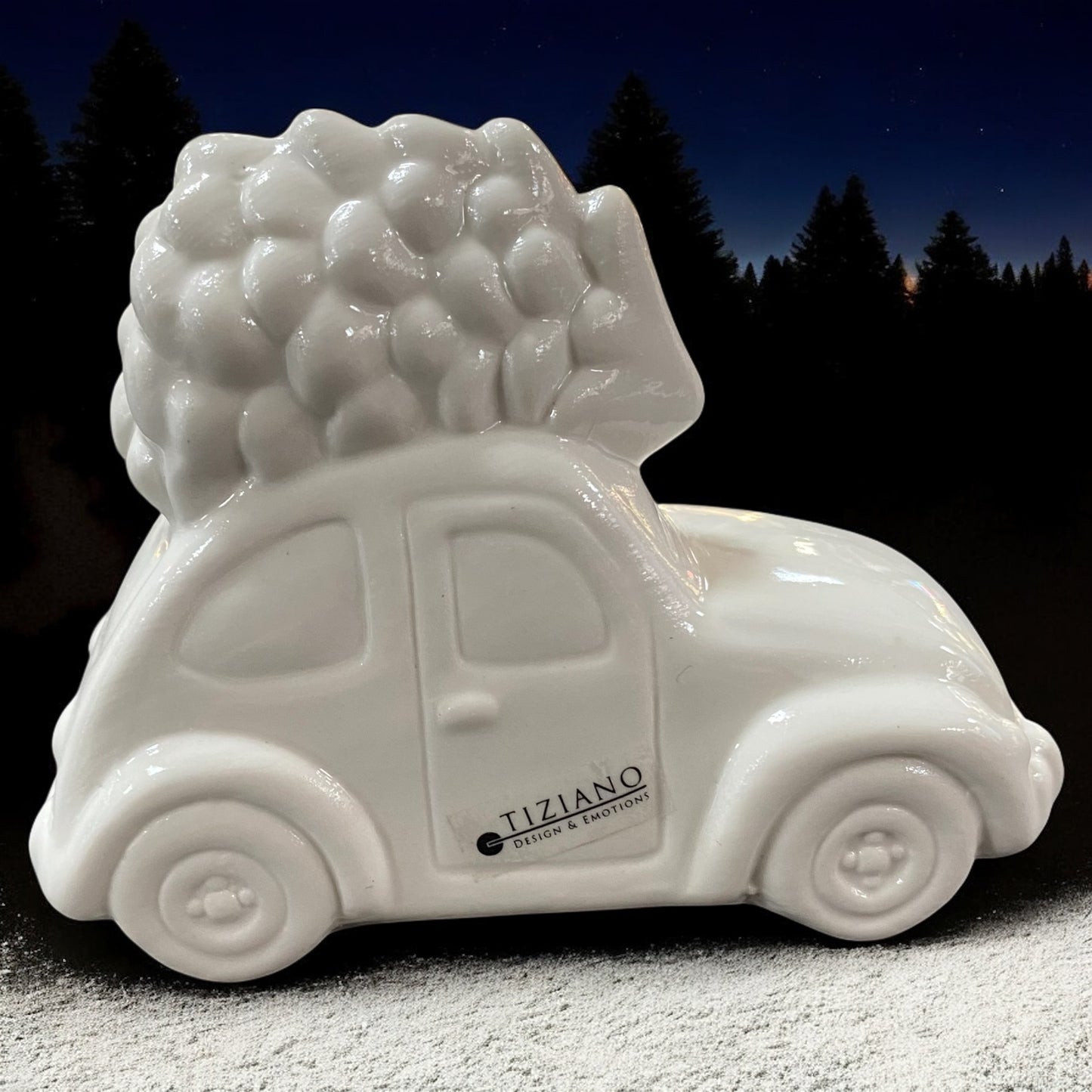 Tiziano Keramik-Auto in Creme mit Tannenbaum auf dem Dach, festliche Weihnachtsdekoration im Winterambiente